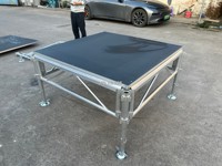 Scène modulaire carrée élégante en alliage d'aluminium 4*8 pieds, légère, à haute capacité de charge, avec installation rapide pour événements modernes