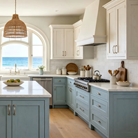 Meubles de cuisine sur mesure bicolores style Shaker blanc et bleu clair avec îlot en marbre pour projet de maison de plage - Vente en gros