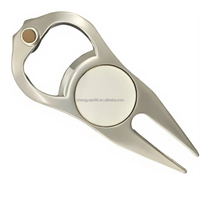 Outil de réparation de divots de golf en alliage de zinc personnalisé avec fourche de golf, marqueur de balle et ouvre-bouteille – Durable et de qualité supérieure