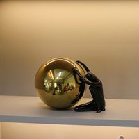 Statue de personne tenant une boule en or, style luxe léger, sculpture abstraite créative, ornement décoratif pour salon, salle d'exposition, cave à vin