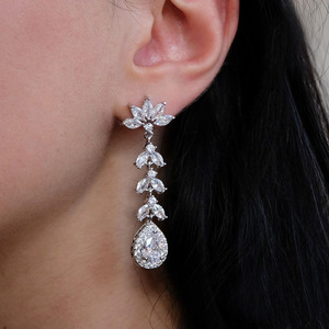 Orecchini Pendenti a Goccia con Cristalli e Nappine Lunghe per Donne, Accessori Geometrici per Uso Quotidiano e Feste - Product Image 1