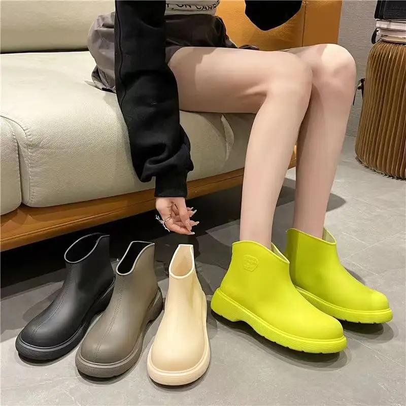 Zapatos de lluvia para mujer, tubo corto, más terciopelo, zapatos de goma impermeables, zapatos de agua de moda cálidos bajos, protección al aire libre