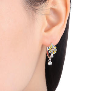 Pendientes de Aro con Diseño de Abeja y Flor Margarita, Serie Insectos de Inspiración Natural, en Latón Blanco con Circonia Redonda - Exclusivos para Mujeres - Product Image 4