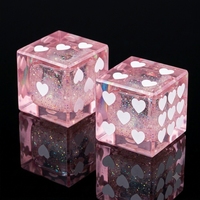 1 pièce de dés D6 en résine rose, remplis de sable mouvant liquide et de paillettes, avec points blancs en forme de cœur, dés carrés transparents pour jeu de table