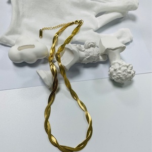 สร้อยคอแฟชั่นแบบโซ่เกลียวเคลือบ PVD ทอง 18K สแตนเลสสตีล ลายก้างปลา สำหรับผู้หญิง - Product Image 2