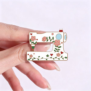 Pin de solapa de metal esmaltado personalizado con diseño floral de máquina de coser, insignia creativa para sastre/a, regalo de joyería para <span class=keywords><strong>costurera</strong></span>/a - Product Image 2