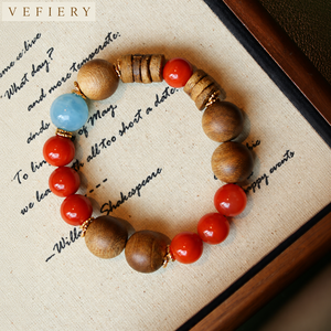 Bracelet en agate rouge et pierres précieuses bleues avec perles rondes en bois et accents variés - Product Image 4