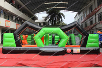 Structure gonflable commerciale combinée avec obstacles, zone de course, escalade, ramassage, jeux sportifs et éducatifs, et aire de jeux pour enfants