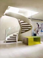 Escalier en colimaçon élégant en acier inoxydable avec marches en chêne
