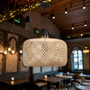 Moderne Handgefertigte Hängelampe aus Rattan, Bambus und Holz mit Schirm, Küsten-Industriestil, Poliertes Chrom-Finish, Gewebte Wohnraumbeleuchtung - Product Image 3