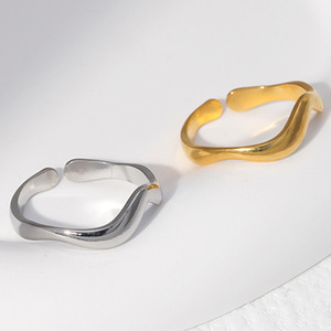 Anillo abierto <span class=keywords><strong>de</strong></span> acero <span class=keywords><strong>de</strong></span> titanio ondulado simple para mujer, estilo frío y moderno, diseño exclusivo, venta al por mayor <span class=keywords><strong>de</strong></span> acero inoxidable - Product Image 1