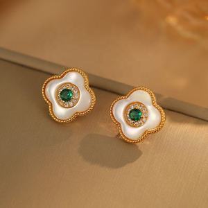 Boucles d'oreilles clous rétro géométriques en nacre, luxe léger, micro-zircon haut de gamme serti en canal, plaqué or, polyvalentes et tendance - Product Image 6