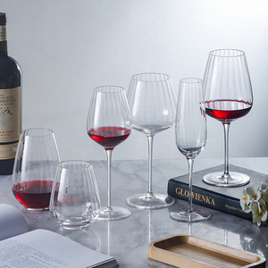 Gobelet à vin <span class=keywords><strong>rouge</strong></span> <span class=keywords><strong>et</strong></span> blanc en <span class=keywords><strong>verre</strong></span> cristal fait main, design nordique rayé exquis, style européen, idéal pour les cadeaux - Product Image 3