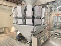 Machine d'emballage automatique pour le remplissage de légumes, de fruits, d'olives, de mélanges solides et liquides avec de la saumure saline, de l'eau et de la fermeture