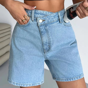 Pantalon décontracté élégant en jean bleu clair délavé, longueur genou, taille haute, tissu extensible, design taille croisée, coupe jambe extensible, été - Product Image 1