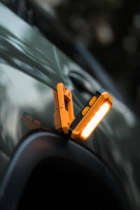 Luce da Lavoro <span class=keywords><strong>LED</strong></span> Ricaricabile Senza Fili 40 Ore Max Regolabile 180° °   Supporto Compatto per Illuminazione Portatile per Riparazioni Auto, Fai-da-Te e Attività all'Aperto - Product Image 2