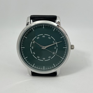 Montre tendance sport de luxe pour hommes avec finition or minimaliste Bracelet en acier inoxydable personnalisé en silicone et en polyuréthane Vente à chaud en alliage de quartz - Product Image 5