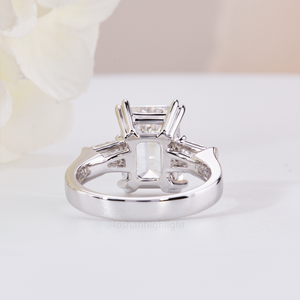 Anillo de Compromiso con Tres Diamantes Blancos D VVS1 EX EX de 3 Quilates y Esmeralda Cultivada en Laboratorio - Product Image 4