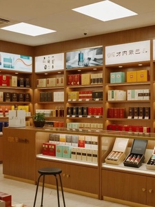 Exhibidor Comercial LED Ecológico de Alta Resistencia para Tabaco, Licores, Vino y Cigarrillos, con Acabado Barnizado y Estantes en Escalera para Tiendas Minoristas - Product Image 1