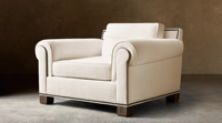 Fauteuil de salon de luxe moderne à silhouette généreuse, avec coussins moelleux et coutures soignées