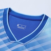 Ensemble d'uniformes de football à rayures diagonales géométriques, dégradé bleu multi-tons, maillot de football, short noir, nom et numéro personnalisés, 100% polyester