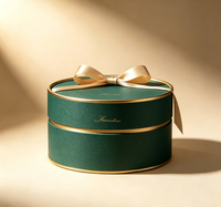 Boîte cadeau rectangulaire de luxe en papier rigide avec fermeture magnétique, bordure dorée, nœud en satin, matériaux recyclés, impression quadricolore, personnalisable