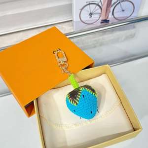 Llavero de Fresa Tejido a Crochet, Colgante de Fruta Colorido, Accesorio Lindo para Bolsos, Regalo Dulce para Amantes de la Comida - Product Image 3