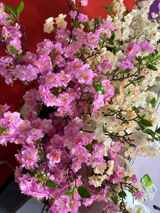 Fleurs artificielles de haute qualité à 4 tiges, en soie, motif fleur de <span class=keywords><strong>cerisier</strong></span>, magnifiques couleurs fraîches d'<span class=keywords><strong>automne</strong></span>, pour plafond de mariage et allée, fabriquées en Chine - Product Image 5