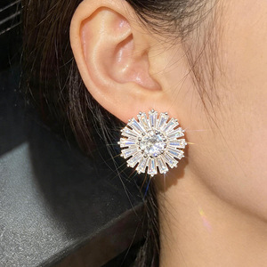 Orecchini a Perno Rotondi con Motivo Floreale per Donne, Design Dolce a Fiore, Accessori per Orecchie da Indossare Quotidianamente - Product Image 2