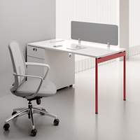 Bureau de travail moderne et robuste avec structure métallique et plateau en bois, meuble de rangement intégré, table d'ordinateur idéale pour les bureaux commerciaux et les immeubles de bureaux.