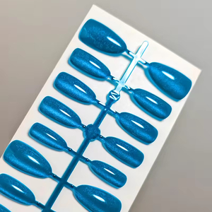 Venta al por Mayor de 30 Uñas Postizas de Color Azul Gema, Hechas a Máquina, Reutilizables, con Empaque Personalizado con Logotipo - Product Image 3