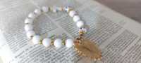 Bracelet de prière catholique fait main en perles blanches avec médaille du Sacré-Cœur et croix