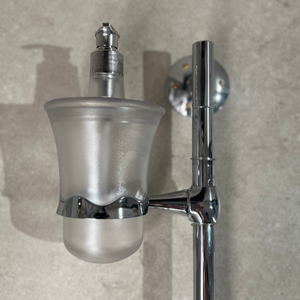 Support mural pour accessoires Solmet avec porte-savon intégré, en métal chromé laqué et verre acrylique givré, style minimaliste moderne - Product Image 3