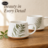 Tasse en céramique faite à la main avec motif de branches de baies de sauge blanches et vertes personnalisable SWT, avec fond en argile