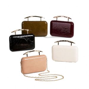 Elegante bolso de mano informal de seda suave con bordado de media luna y perlas estilo indio para novias, bodas y fiestas. - Product Image 1