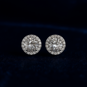 Pendientes de Oro Blanco E2501 con Diamantes Redondos de Corte Brillante en Engaste de Garra, Joyería Fina Clásica para Mujer - Product Image 2