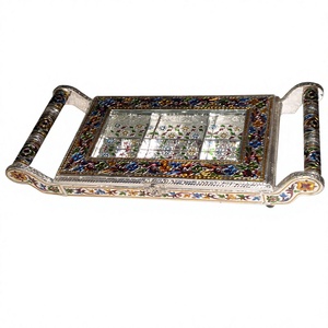 Caja de Latón Esmaltado Hecha a Mano con Diseño Floral, Bañada en Oro, Irregular, de Arte Coleccionable, Antigua, Souvenir Artesanal - Product Image 1