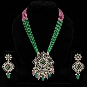 Long collier de perles Moti avec pendentif : Ensemble de bijoux en or avec collier et boucles d'oreilles Kundan pour femmes et filles - Product Image 6