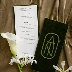 Detalles DE BODA personalizados Tarjeta de menús de cena con monograma de terciopelo de papel impreso para sus invitados Configuración de lugar - Product Image 1