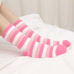 P-15 OEM Vente en gros Chaussettes personnalisées avec logo Chaussettes d'hiver en coton moelleuses et duveteuses pour filles - Product Image 3