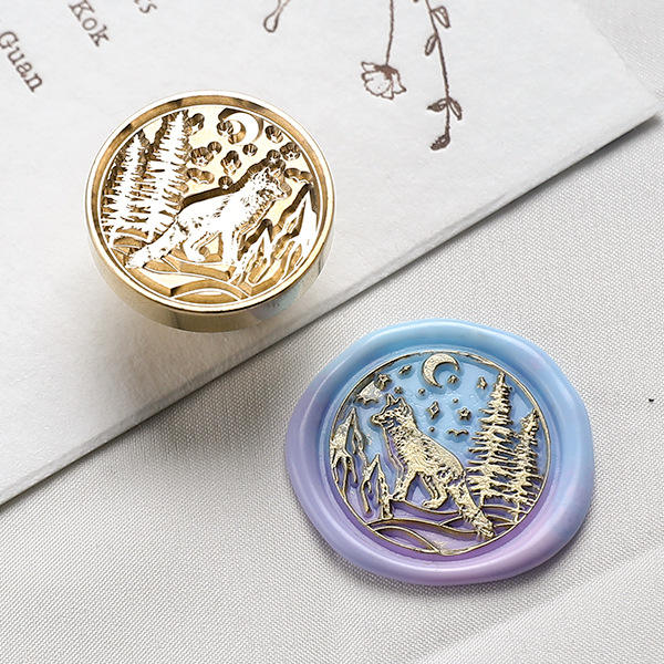 Loup solitaire sous la lune (25 mm)