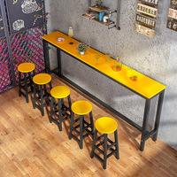 Table de bar moderne simple, étroite et longue, pour usage commercial, idéale pour les salons de thé, avec chaises hautes.