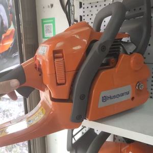 Motosierra Industrial Estándar de 450cc a Gasolina con Barra Guía de 18 Pulgadas, Motor de 50.2cc y Potencia de 2.4kw - Product Image 5