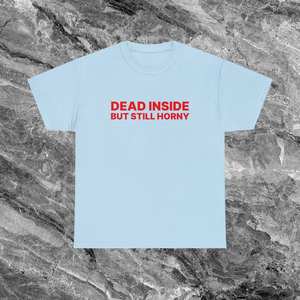 Camiseta Dead Inside But Still Horny, camiseta azul claro divertida e irónica, ropa de meme Gen Z - Product Image 1
