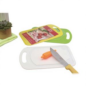 Planche à découper ronde en plastique CASAMAX WL AZ-6420 pour la cuisine - Durable et facile à nettoyer - 24,5x14,8x0,4 cm - Couleurs assorties - Product Image 1