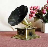 Modèle de Gramophone Antique Figurine Vintage Record Player Prop pour Home Office Club Bar Decor Retro Metal Phonograph Gift Idea