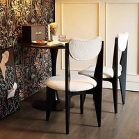 Chaise de salle à manger design simple et moderne de style farmhouse avec dossier haut, revêtement en velours Teddy, structure en bois massif pour salon et restaurant