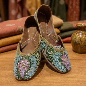 BS INTERNATIONAL Chaussures fantaisie tendance en cuir véritable faites à la main de style traditionnel pour femmes, très confortables, imprimé léopard - Product Image 1