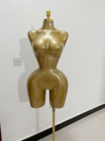 Mannequin de mode en plastique pour le haut du corps, style brésilien BBL, avec peinture dorée, torse aux courbes généreuses, poitrine et fesses généreuses, pour présentation de vêtements