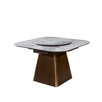 Table à manger extensible, plateau en céramique aspect marbre, pieds en métal doré, style moderne et luxueux, vente en gros